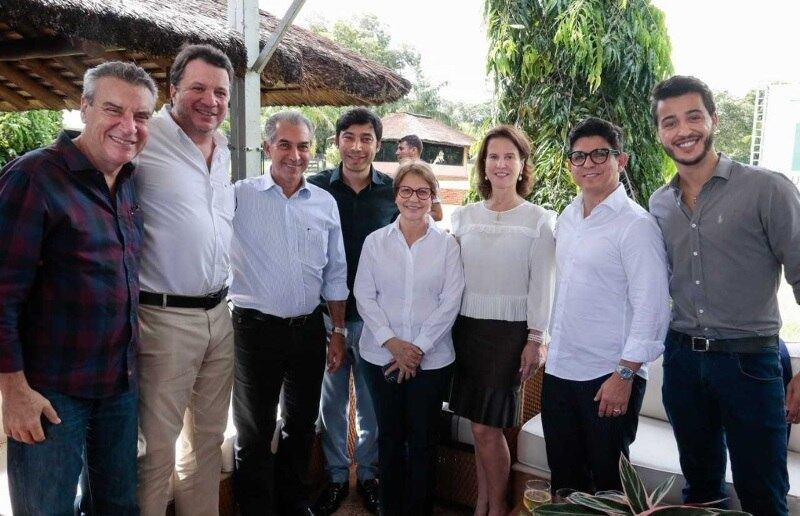 Da esquerda para a direita: Paulo Corrêa, Deputado Estadual; Ulisses Serra Netto, Diretor Geral da Rede MS; Reinaldo Azambuja, Governador do MS; Luciano Ribeiro, Diretor da Record TV Brasília; Ministra Tereza Cristina; Gisele Barbosa, Diretora Operacional da Rede MS; André Dias, Superintendente Institucional da Record TV; e Ulysses de Almeida Serra, Diretor de Marketing da Rede MS