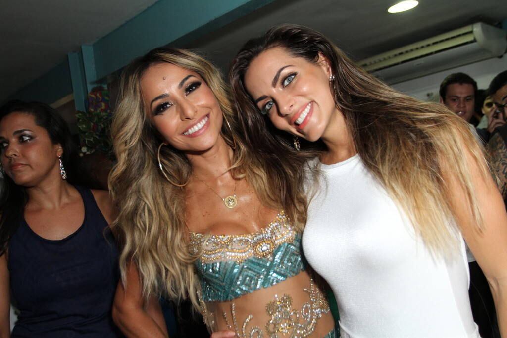 Sabrina Sato comemora aniversário na quadra da Vila Isabel
