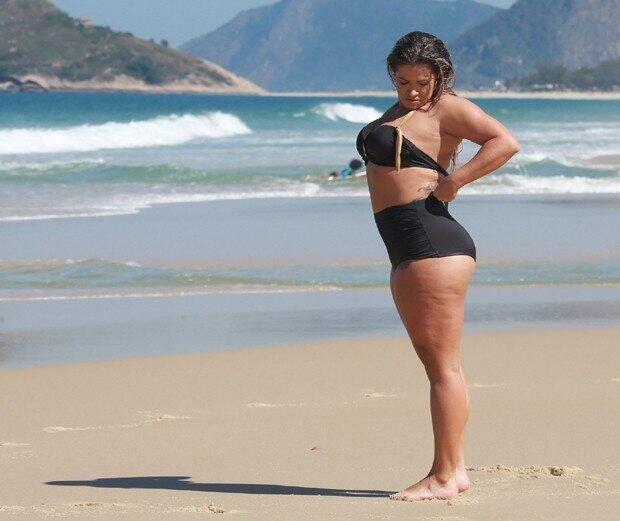 E, mesmo acima do peso, sensualizou mostrando suas curvas