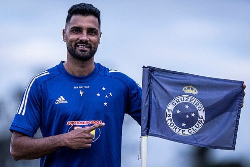 FECHADO - O Cruzeiro acertou a contratação do lateral-esquerdo Giovanni, que estava no Bahia. O atleta, de 31 anos, assina contrato com a Raposa até dezembro de 2021 e será mais um reforço para o técnico Enderson Moreira.