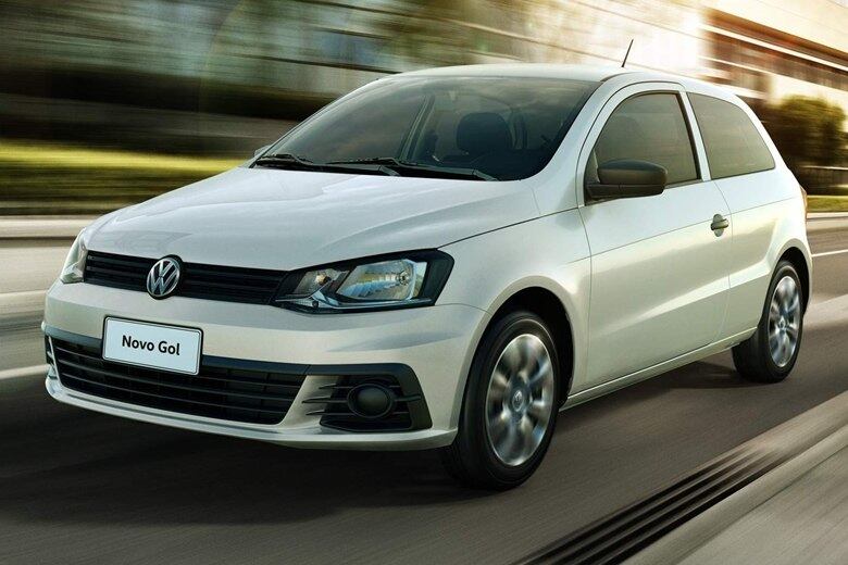 4°) Volkswagen Gol  Trendline 2 portas: R$ 36.550 - A versão de entrada de um dos carros mais clássicos da Volkswagen tem motor 3 cilindros, 1.0 e 82/75 cv de potência. Destaque para direção hidráulica, travas e vidros elétricos e rádio com Bluetooth. Porém, duas portas, como o Up! Para acrescentar porta traseira é R$ 2.04
