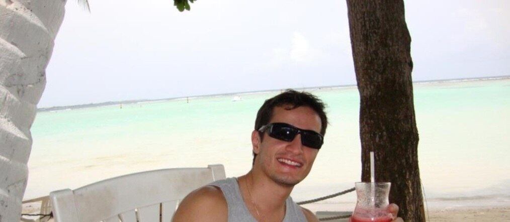 Corpo de Augusto Aguiar, de 31 anos, foi enterrado por volta das 9h desta terça-feira