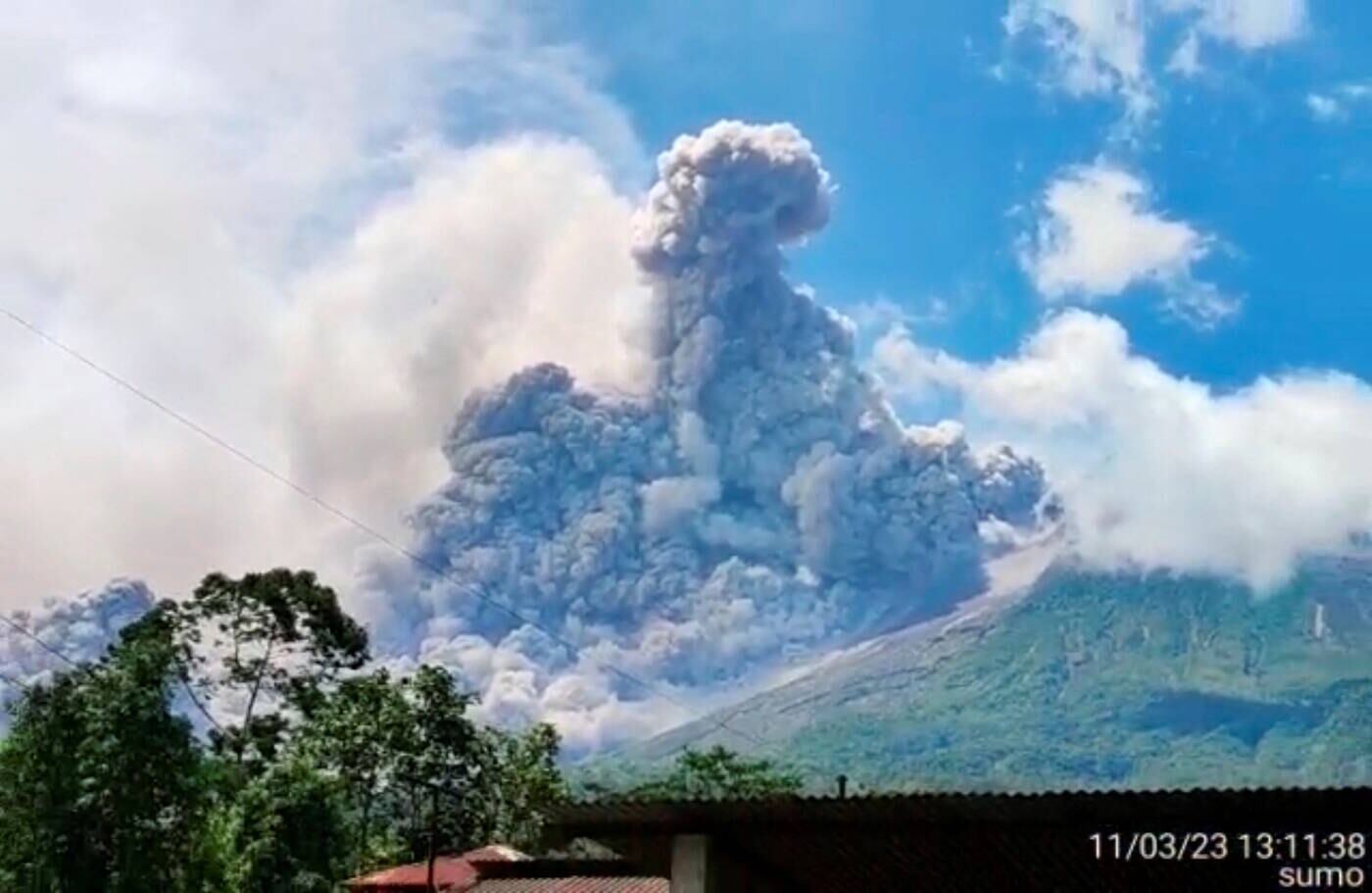 Localizada no Círculo de Fogo do Pacífico, a Indonésia tem mais vulcões do que qualquer outro país. O Merapi entrou em erupção de maneira violenta pela última vez em 2010, matando mais de 350 pessoas
