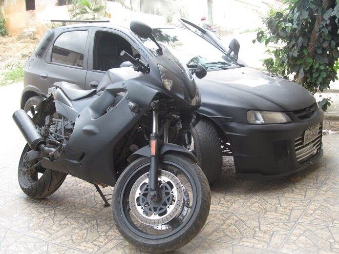 Tudo começou quando ele tinha cerca de quatro anos e se encantou pelo
Batman. O tempo passou e a coleção de itens do super-herói, aumentou:
além do carro, ele já fez alterações em uma motocicleta e ainda tem
vários outros itens de seu ídolo, como fantasias e brinquedos