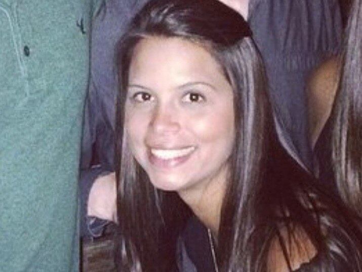 A fisioterapeuta Tássia Mirella da Sena Araújo foi
encontrada morta em um flat na zona sul de Recife (PE). A polícia diz
que encontrou rastro de sangue da casa da vítima até a de um vizinho dela, o
que o tornou o principal suspeito de ter cometido o crime. Também foram
encontradas roupas do homem no lixo do prédio