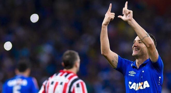 Thiago Neves comemora seu gol de falta originada em falha do zagueiro Rodrigo Caio
