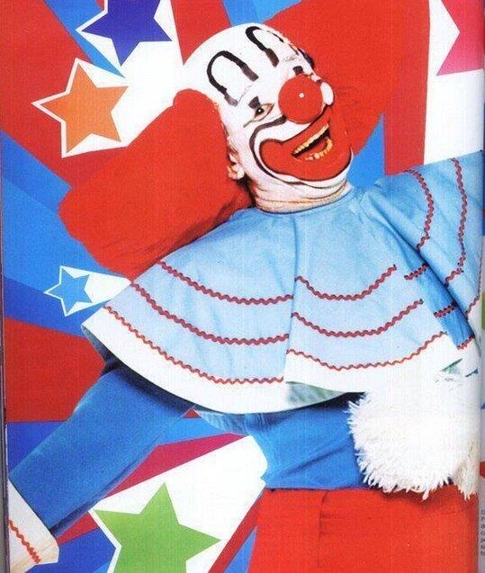 O programa Bozo estreou no SBT no dia 15 de setembro de 1980 e ficou no ar até março de 1991. Além de Pajé, outros três atores se dividiram no papel do palhaço: Décio Roberto, Luiz Ricardo e Arlindo Barreto. Em 2012, a emissora relançou a atração, mas sua última transmissão foi em 2013, quando o personagem foi interpretado pelo ator Jean Santos
