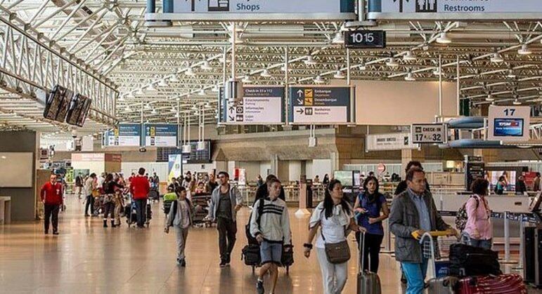 A responsabilidade pelo monitoramento nos aeroportos e portos pelo país é da Anvisa