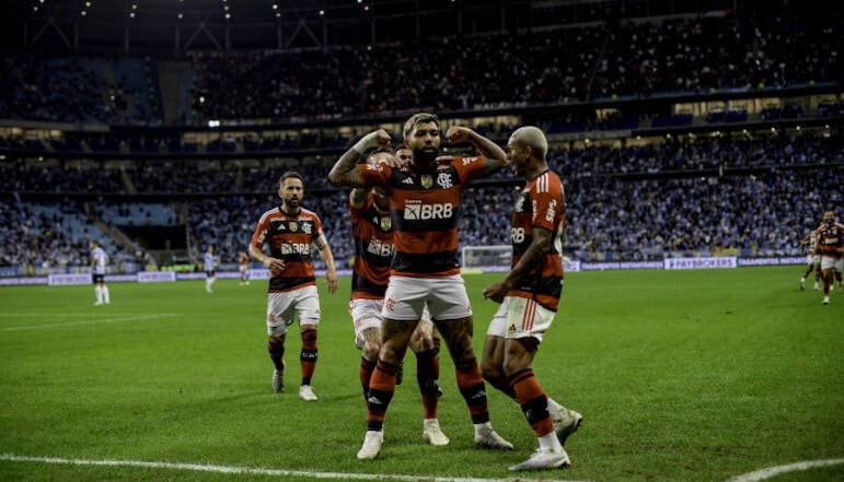O ano de 2023 não está sendo fácil para o Flamengo: foram brigas, polêmicas e vários títulos perdidos. Mas a crise do time carioca não começou em janeiro, veio de antes, no fim de 2022, com a saída de Dorival Jr.
Entenda em sete atos a instabilidade do Rubro-Negro: