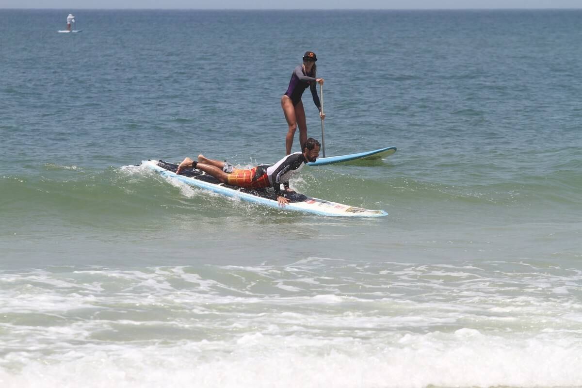 Bruno Gagliasso e Ricardo Pereira praticam stand up paddle na praia da Barra da Tijuca, no Rio