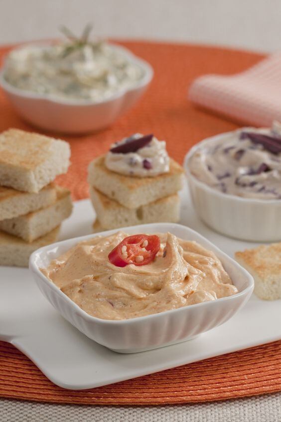 Entrada: Patê de queijo com azeitona, ervas e páprica picante

Ingredientes

• 1 1/2 xícara (chá) de queijo prato ralado fino
• 11/2 xícara (chá) de queijo mussarela ralado fino
• 7 colheres (sopa) de azeite de oliva
• 1/2 xícara (chá) de creme de leite fresco
• 11/2 colher (sopa) de páprica picante
• 1/2 xícara (chá) de azeitona preta bem picadas
• 1/2 xícara (chá) de ervas (salsa e manjericão) picadas
• Sal a gosto

Modo de preparo

Em uma tigela, misture bem os queijos, o azeite, o creme de leite e o sal até formar uma pasta; divida a pasta em três partes; em uma delas, misture a páprica; na segunda, misture as azeitonas; na última, junte as ervas e mexa. Coloque os patês em potes e sirva com torradas ou pãezinhos
