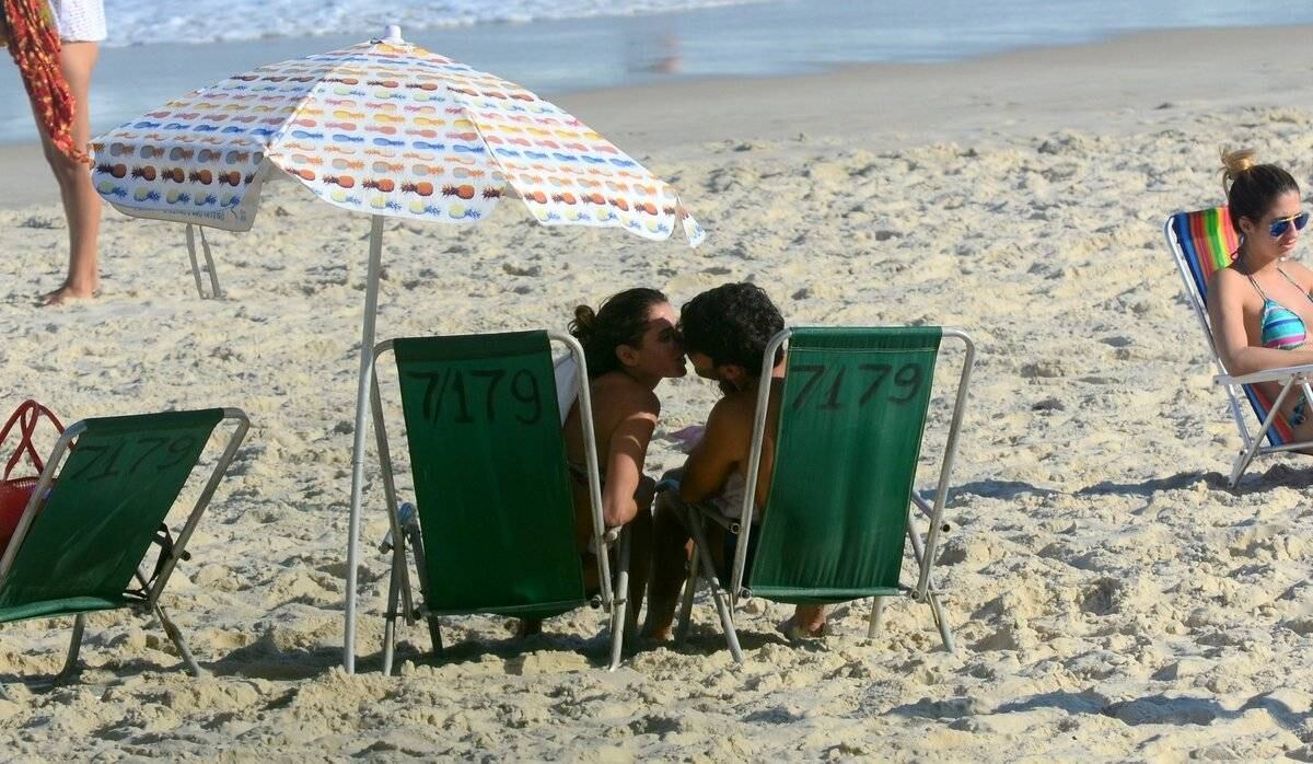 Deborah Secco curte praia com a filha e o marido 
