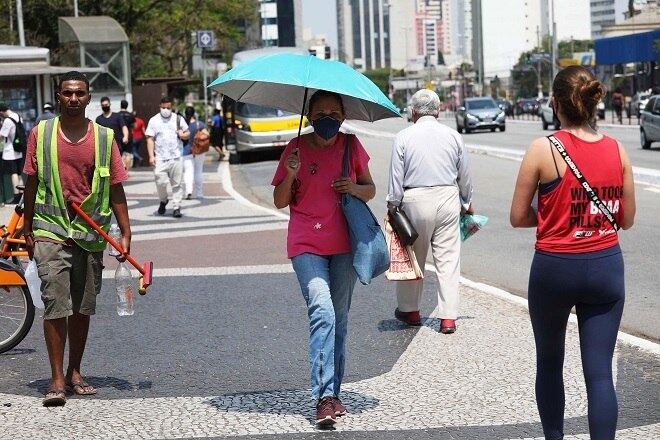 Já os municípios de Catanduva e São Simão tiveram temperaturas de 40,5°C e 40,4°C, atingindo recordes históricos de mais de meio século, uma vez que os dados da região são registrados desde 1961. Presidente Prudente (40,7°C), Bauru (40,4°C), Votuporanga (41,3°C) e Ibitinga (41,7°C) completam a lista.
