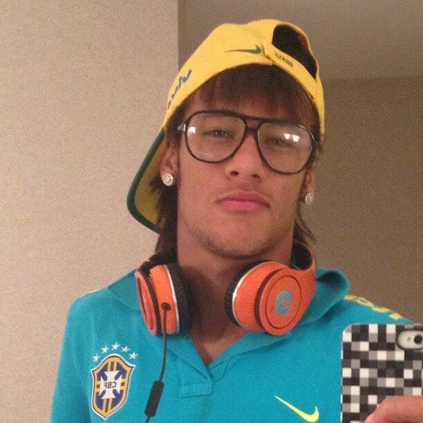 Além de ousar no penteado, ele também escolhe acessórios diferentes, como este óculos