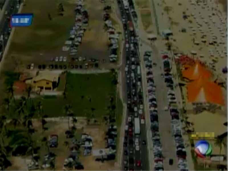Motoristas enfrentam longas filas no sentido Itapuã