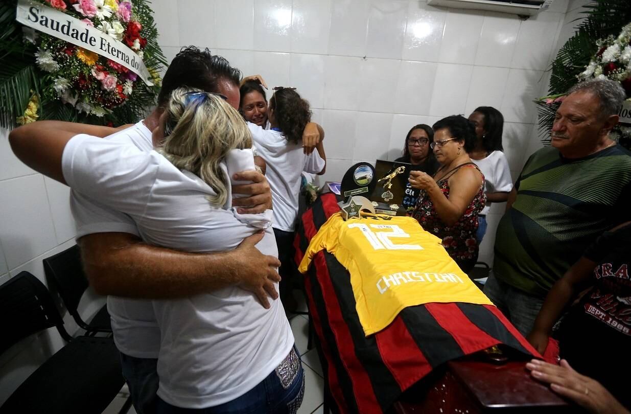 Parentes e amigos se despedem do goleiro do Flamengo Christian Esmério