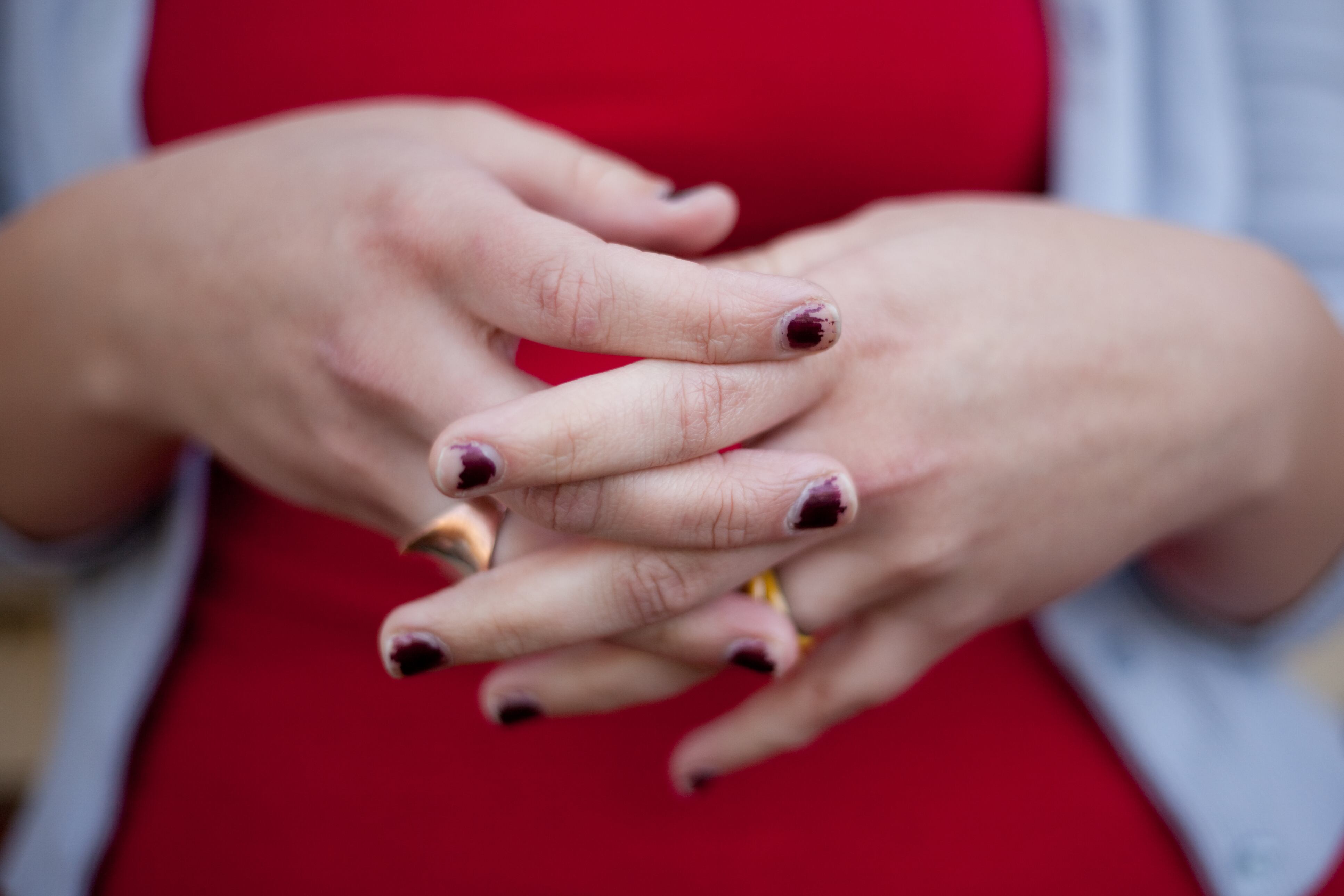 Sabe quando o esmalte começa a sair e você pensa que dá para retirar com a unha? Pois pense duas vezes! Descascar o esmalte enfraquece as unhas porque "o esmalte seco gruda e pode levar com ele uma camada da unha com ele"