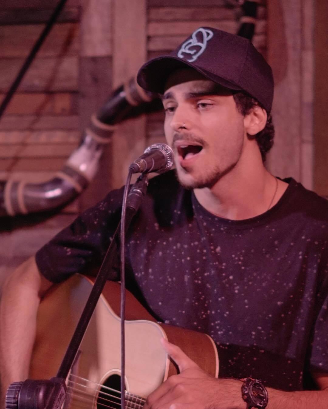 Rafa tem 23 anos e é músico. Leo, inclusive, disse que depois que sair de A Fazenda quer dar uma força à carreira do irmão