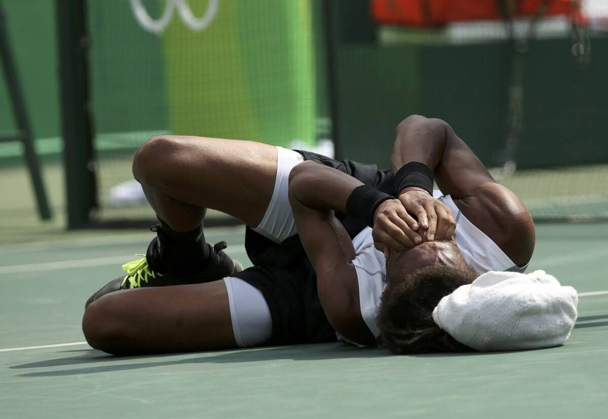 As lesões também tiraram atletas dos Jogos. Enquanto enfrentava o brasileiro Thomaz Bellucci pela primeira rodada do torneio de tênis, o alemão Dustin Brown torceu o pé e foi obrigado a abandonar o torneio