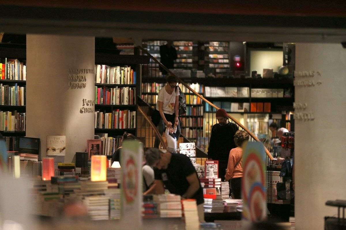 Alinne Moraes passeia com o filho Pedro, de um ano, e o marido Mauro Lima em shopping do Rio