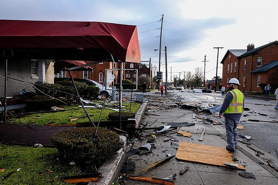 Carros e casas destruídos por tornado em Nashville (EUA)