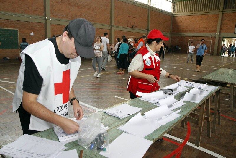 Voluntários ajudam no atendimento às famílias desabrigadas depois do alagamento