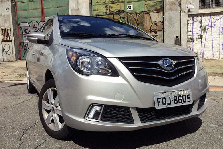Em agosto de 2013, R7 Carros foi até a China conhecer o "QG" da Lifan. Na época, o 530 já estava pronto. Tivemos um breve primeiro contato com o sedã oriental, que foi prometido para o início de 2014. A estratégia era fisgar uma fatia do segmento de compactos de R$ 40 mil, oásis do mercado brasileiro. Mas algo atrasou os planos, e o compacto só chegou em outubro do ano passado, a partir de R$ 38.990. Agora, com um ano de mercado, o 530 encareu. A desvalorização da moeda brasileira e a volta do IPI elevaram seu preço a R$ 41.990.
Confira a seguir se o sedã merece o investimento