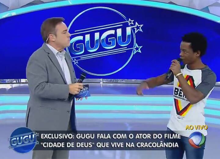 

Gugu: Quantas vezes você já parou de usar drogas e acabou
voltando?



Rubens: Nunca parei.

Gugu: Como foi a decisão de parar?



Rubens: Como vou te falar. É uma coisa mágica. Tem a ver com
espiritualidade e alguns amigos. Uma coisa que me ajudou muito foi o CAPs (Centro
de Atendimento Psicossocial) de Santa Cruz [no Rio de Janeiro]. Me ajudaram muito. Eles têm psicólogos
que conversaram bastante comigo!

 


+ Personagens que emocionaram no Domingo Show fazem surpresa para Geraldo Luís

+ Anão humorista? Marquinhos imita Geraldo Luís contando histórias de vida

+ Gugu está no Facebook! Curta

+ Siga o perfil da atração no Twitter
