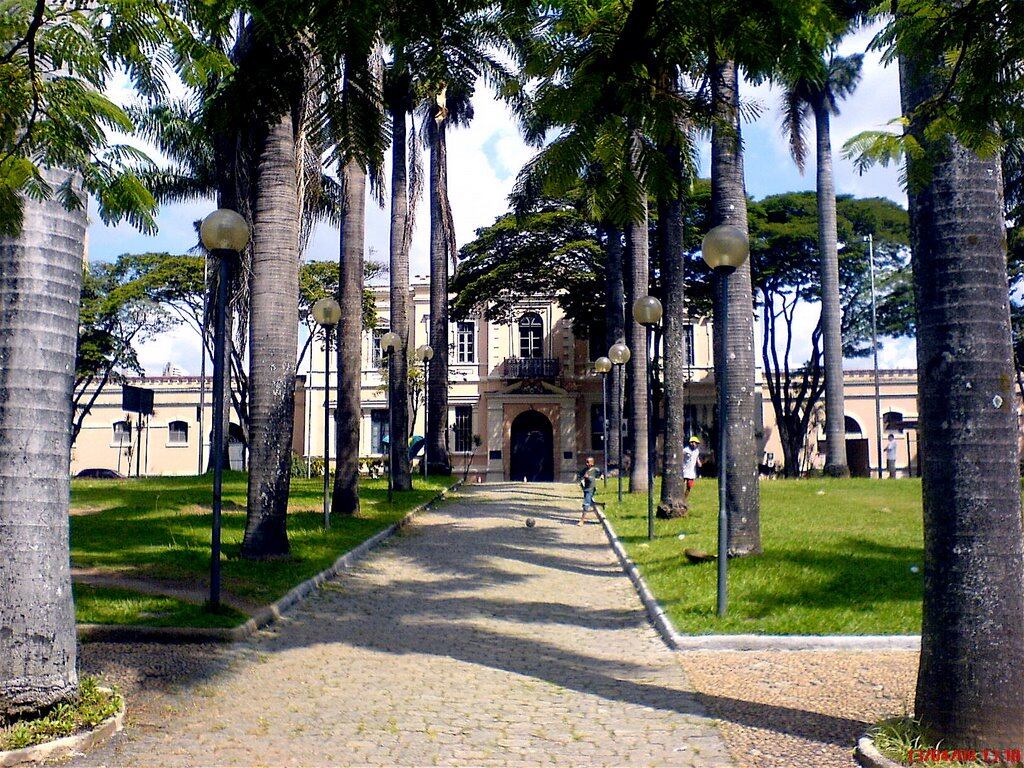 Praça Floriano Peixoto fica no bairro Santa Efigênia