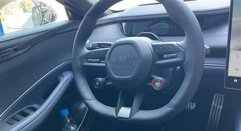 Interior traz detalhes esportivos