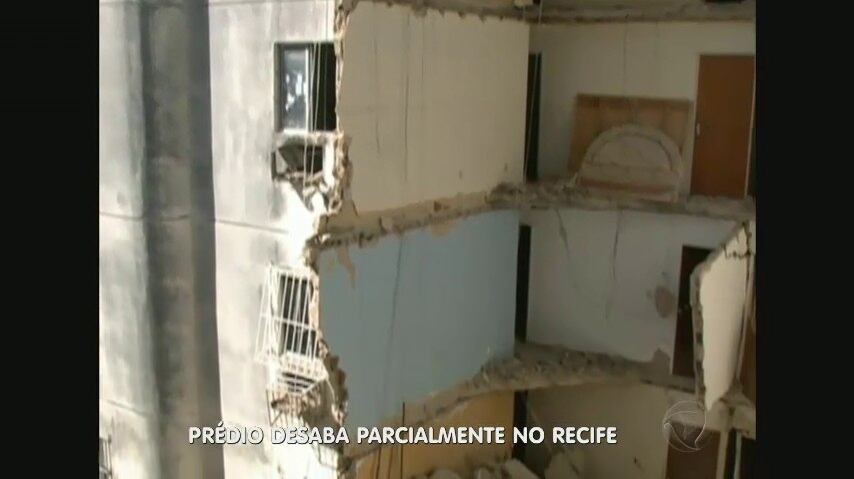 Um prédio desabou parcialmente na manhã desta sexta-feira (1º), em Recife. O edifício localizado em Boa Viagem, um bairro nobre da capital pernambucana, estava desocupado desde maio do ano passado. Ninguém ficou ferido