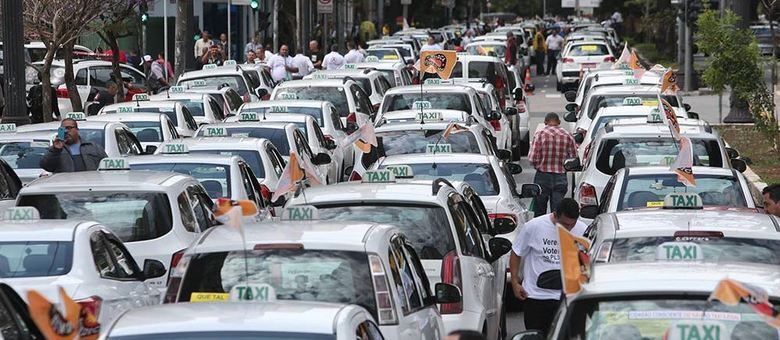 Taxistas fizeram uma carreata pelas principais vias da cidade até a Câmara Municipal, onde vereadores votam projeto de lei às 15h