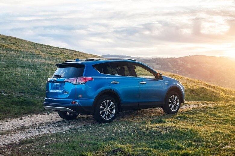 As mudanças tentarão incomodar Jeep Compass, Honda CR-V e companhia. As fotos do Toyota RAV4 azul são do modelo híbrido, vendido na Europa e em outros países mais ricos. O Brasil não terá a versão ecológica