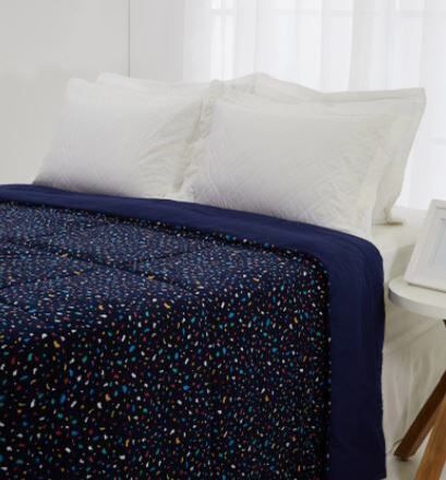 Edredom Casal
New Fleece AK Home Nina Azul é quentinho, aconchegante e perfeito para decorar o seu quarto na
estação mais fria do ano. Tem dupla face e toque macio