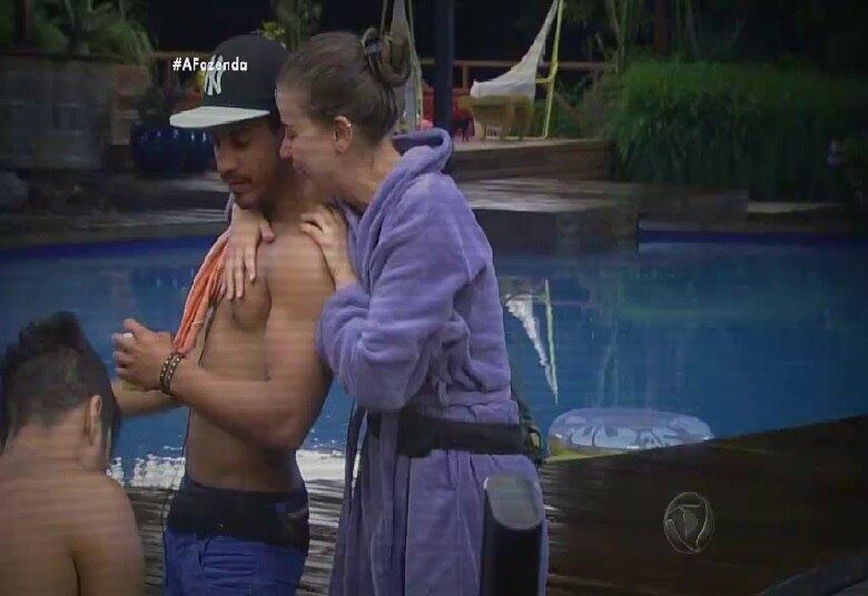 E Douglas acha que sua mudança de atitude o ajudou na virada contra Ana Paula Minerato.

— Atitude que eu tive na pior das privações, que eu não reagi
(aos tapas na cara de Mara). Fiquei surpreso na hora, se eu tivesse reagido poderia
ter sido expulso!

+ Veja fotos dos bastidores da grande final de A Fazenda 8
+ Veja as expressões de Ana Paula Minerato, vice-campeã de A Fazenda 8
+ Douglas Sampaio é o campeão de A Fazenda 8. Relembre a participação do vencedor
+ Ana Paula Minerato é vice-campeã de A Fazenda 8. Veja como foi a participação da peoa no reality show
+ Luka Ribeiro é o terceiro colocado de A Fazenda. Relembre a trajetória do ator
+ “Tem participante que vai colher frutos muito ruins aqui fora”, crava JP Mantovani
+ Douglas leva tapa na cara de Mara Maravilha, cai no choro e afirma: "Ela não merece um pingo de respeito"
+ Veridiana joga bebida em Marcelo Bimbi durante festa de encerramento e causa climão
