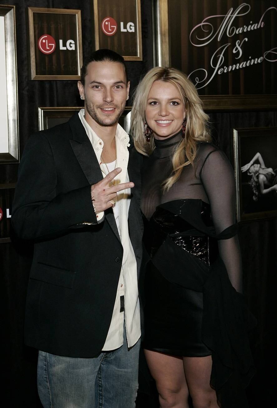 A super estrela americana Britney Spears pediu o divórcio do marido, com quem tem dois filhos, dois anos depois de casarem. O marido, Kevin Federline, é um ex-dançarino e já havia se casado uma vez. 

De acordo com fontes americanas, Britney recebeu cerca de R$ 30 milhões de Federline 

Presidente russo Vladimir Putin e sua esposa
anunciam divórcio
