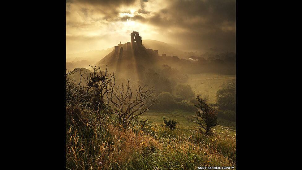 Andy Farrer foi o vencedor na categoria ‘Espaços para respirar’, com esta imagem do castelo de Corfe, no interior da Inglaterra, envolto em uma névoa de verão