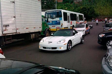 Silvano Salles foi retirar Camaro usando um Corvette