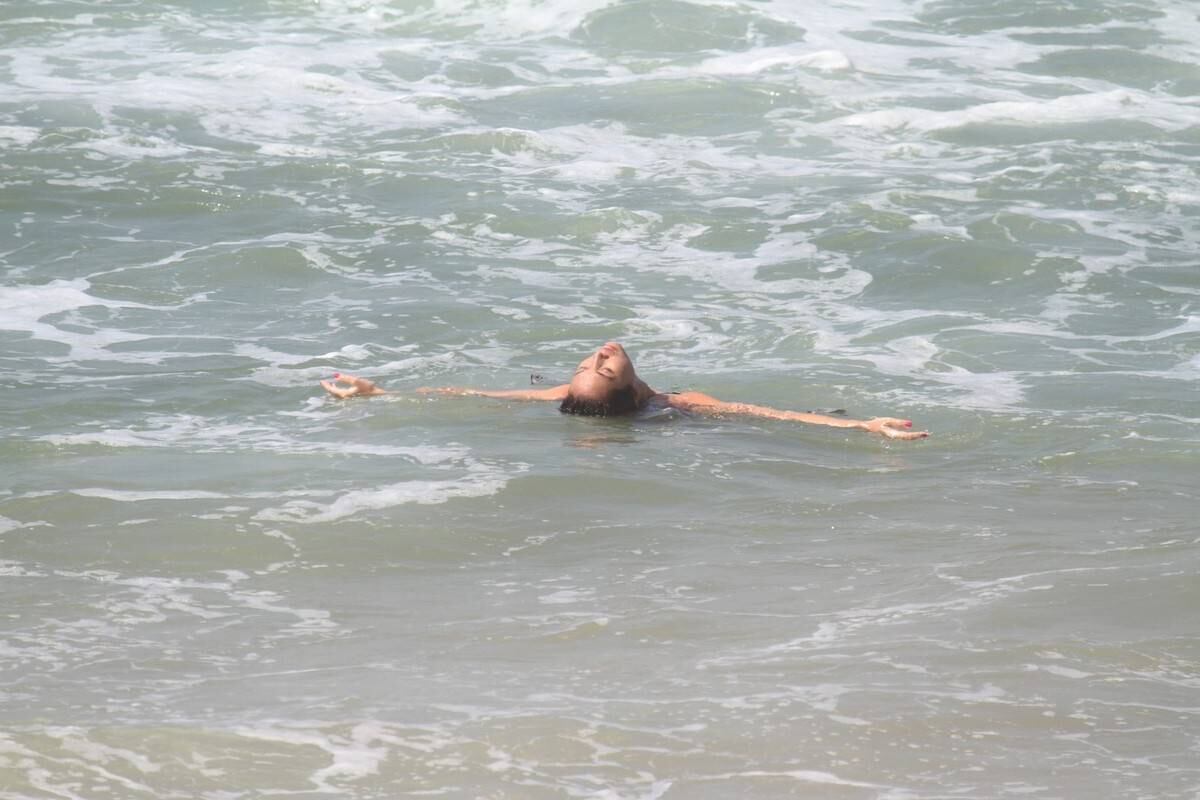 Atriz aproveitou o mar para relaxar 