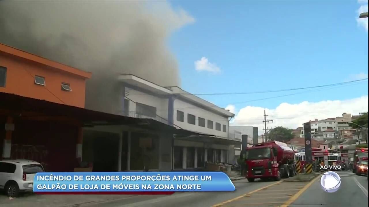 As chamas começaram no fundo da loja de móveis