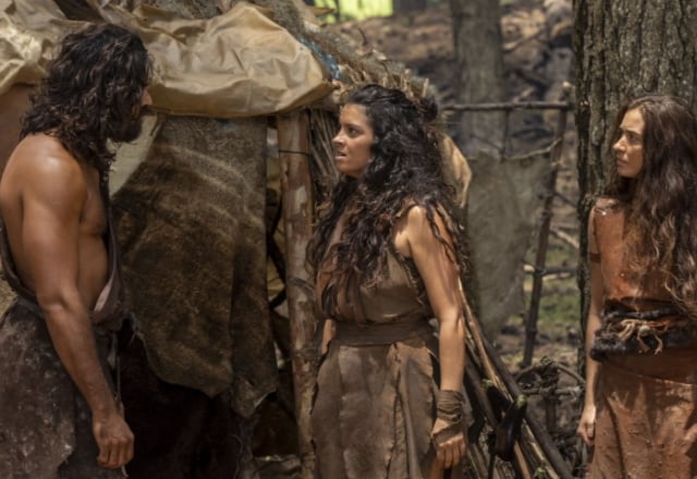 Enquanto Caim e Abel se divertem, Renah ajuda a preparar a comida da família. Adão não se conforma em não ter nada para comer e critica a filha por não cumprir suas tarefas. Revoltada com a cobrança, ela enfrenta o pai e diz que ele a trata diferente de seus irmãos
