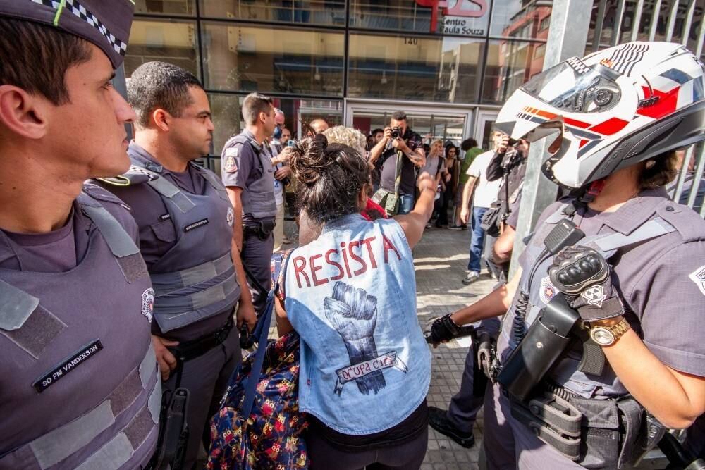 Em algumas unidades, os alunos
recebem apenas a comida seca (bolachas, barra de cereal e suco), que às vezes
não é distribuída por semanas. Em outras, não há o fornecimento de nenhum
alimento