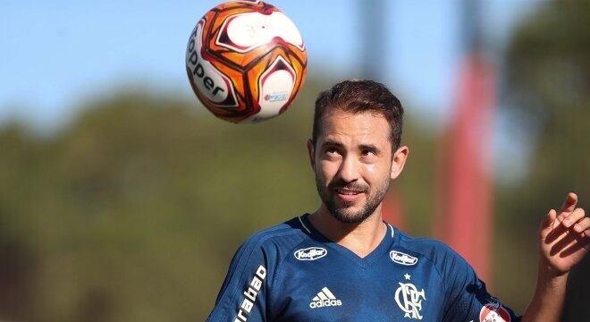 Éverton Ribeiro será titular do Flamengo no clássico contra o Fluminense