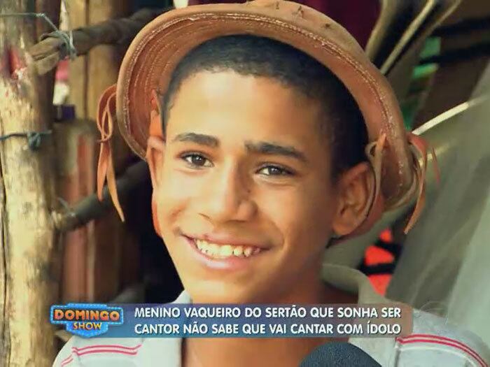 Vitor também é fã do cantor sertanejo Léo Magalhães e sonha em se tornar um artista de sucesso: "Todo dia ele está tocando no 'radinho' porque as músicas dele emociona, são bonitas. Ele canta apaixonado, com Fé. Ele foi uma inspiração pra mim", revela o garoto 


+ Aproveite e confira as matérias do programa Domingo Show

+ Já curtiu a página do Domingo Show no Facebook? É só clicar!

+ Siga o Domingo Show no Twitter e receba todas as notícias do programa

