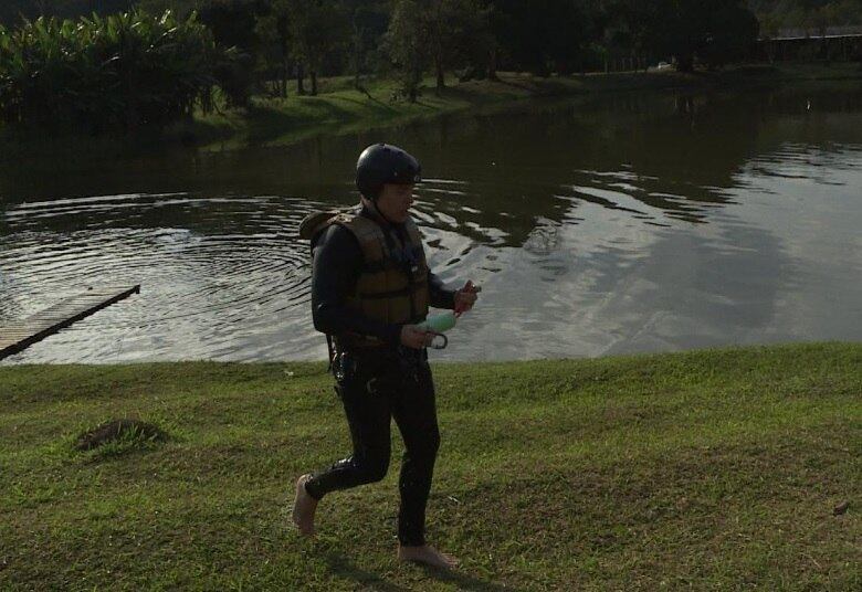 Cumpre o desafio o marido que superar todas essas fases e beijar a esposa na
tirolesa no meio do lago dentro do tempo estipulado. Fique ligado no Power Couple Brasil nesta sexta-feira (22), a partir das 22h30, na tela da Record TV