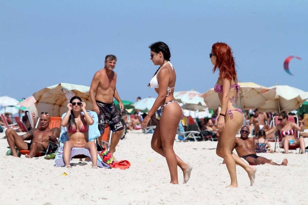 Patricia Jordane exibe corpão na praia