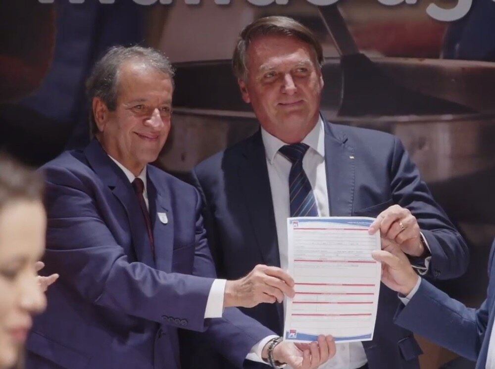 Jair Bolsonaro assina filiação ao PL, partido presidido por Valdemar Costa Neto
