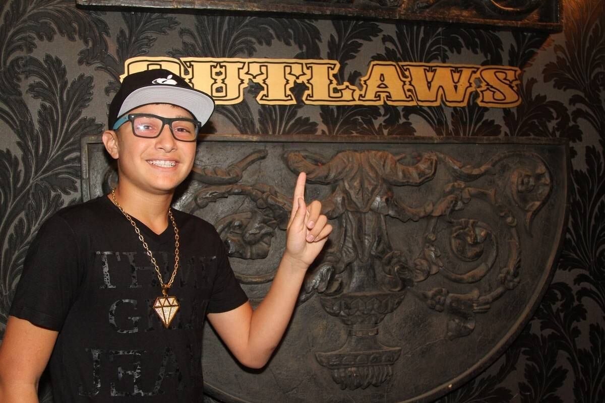 Quem também esteve na boate foi o funkeiro MC Gui