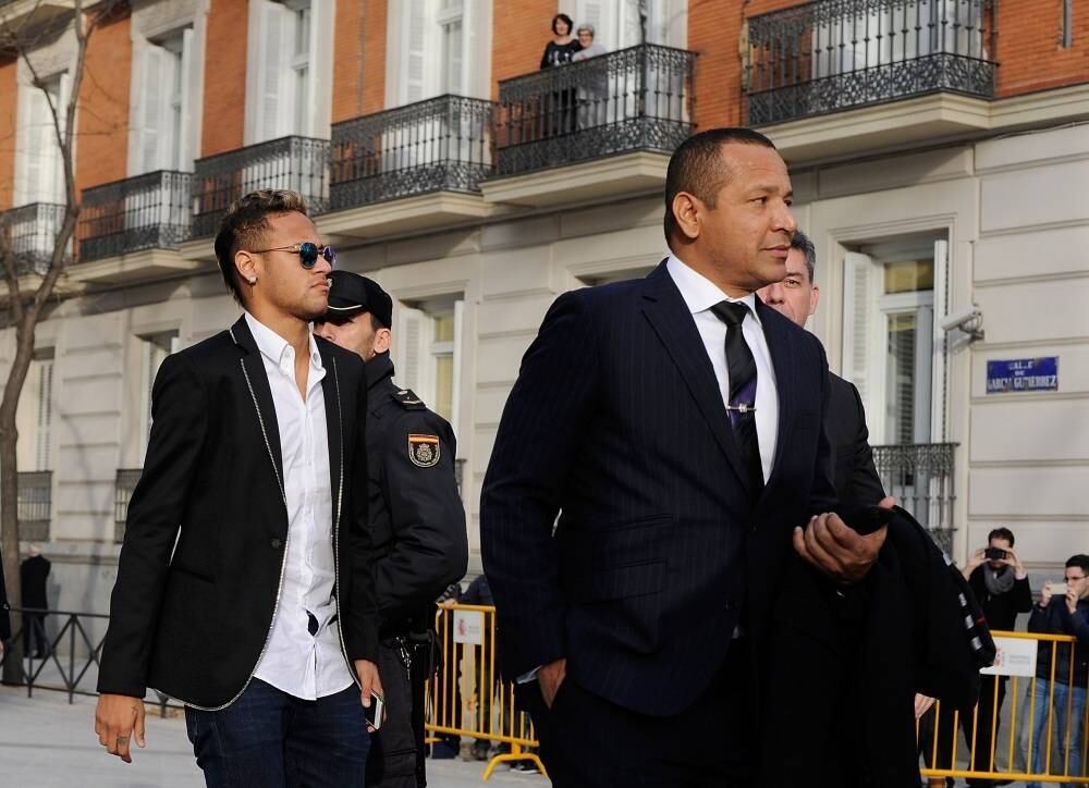 "Analisando-se os atos e negócios jurídicos levados a efeito pelo contribuinte [Neymar], as três empresas mencionadas e seus sócios [os pais do jogador], é possível confirmar que foram praticados por eles negócios jurídicos simulados, fraudulentos", escreveu Claudia Develly Montez, auditoria fiscal relatora do caso
