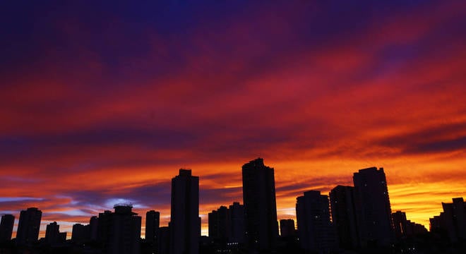 Horizonte da capital foi iluminado por cores que chamaram a atenção